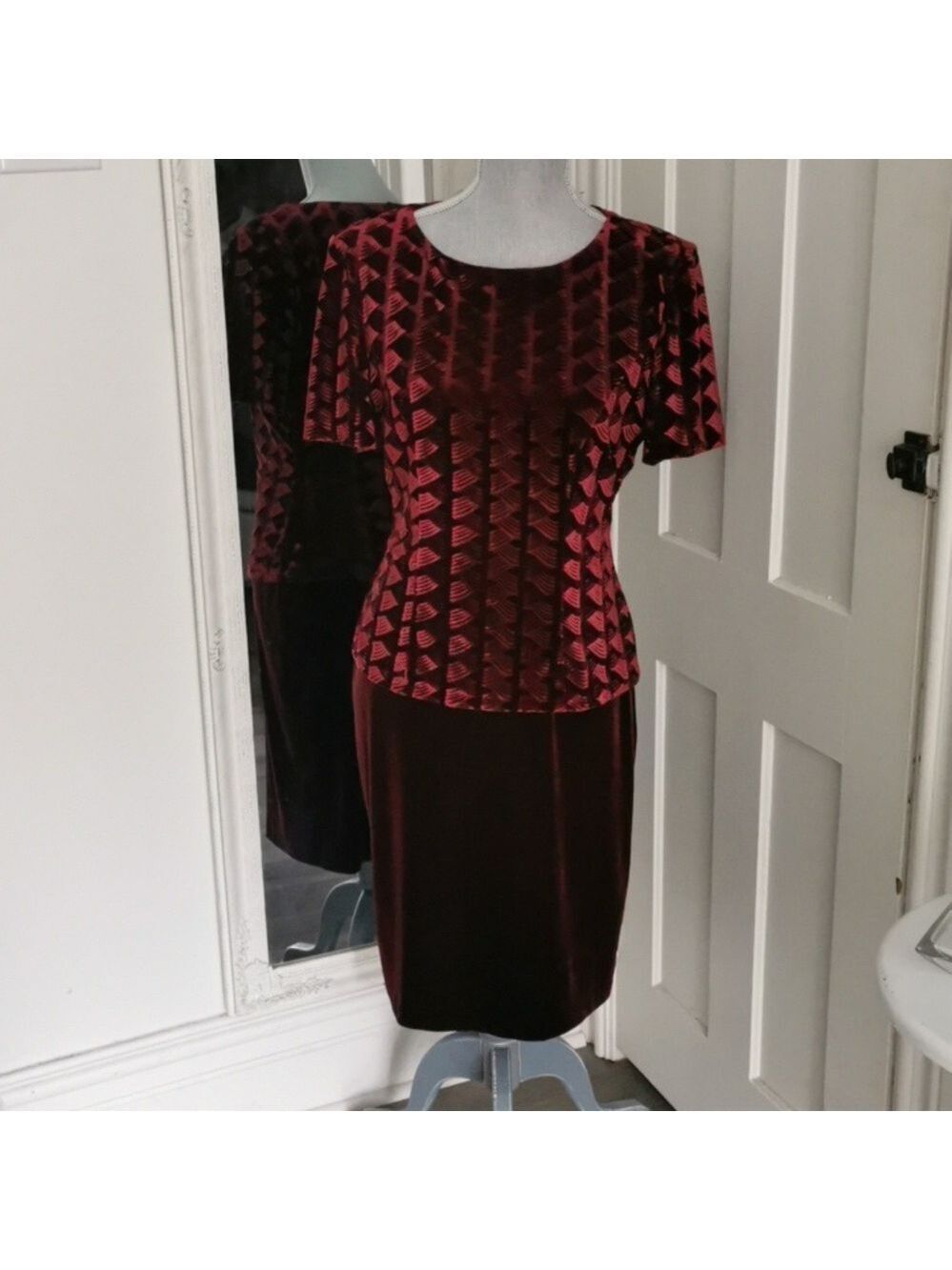 Vintage ALGO burgundy velvet embossed short sleeve dress. Size 10.